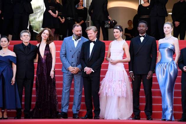 Joe Alwyn, Hong Chau, Willem Dafoe, Emma Stone, Yorgos Lanthimos, Jesse Plemons and Margaret Qualley at the KINDS OF KINDNESS premiere at the 77th Cannes Film Festival 17 05 2024