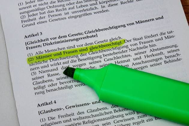Artikel 3 des Grundgesetzes Artikel 3 des Grundgesetzes, 13.05.2024, Borkwalde, Brandenburg, In einem Grundgegesetz wurde der Schriftzug Männer und Frauen sind gleichberechtigt mit einem Marker hervorgehoben. *** Article 3 of the Basic Law Article 3 of the Basic Law, 13 05 2024, Borkwalde, Brandenburg, In a basic law, the writing Men and women have equal rights was highlighted with a marker