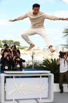 May 18, 2024, Cannes, Cote D azur, France: EDDIE PENG executves an acrobatic jump during the Black Dog photocall at the 77th Annual Cannes Film Festival at Palais des Festivals in Cannes, France Cannes France - ZUMAc179 20240518_zep_c179_024 Copyright: xMickaelxChavetx