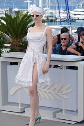 Kinds of Kindness photocall at 77th Festival de Cannes - Cannes, France CANNES, FRANCE. May 18, 2024: Hunter Schafer at the Kinds of Kindness photocall at the 77th Festival de Cannes. Picture: Paul Smith Featureflash Cannes France  Copyright: xPaulxSmithx xFeatureflashx