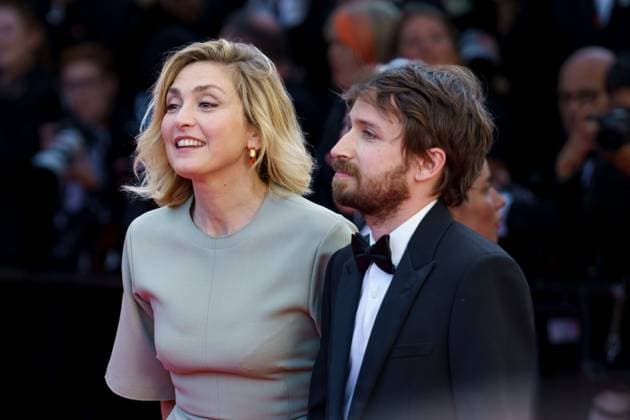 Cannes, France 17th May, 2024 Julie Gayet attends Kinds of Kindness Screening red carpet at the 77th annual Cannes Film Festival at Palais des Festivals on May 17, 2024 in Cannes, France CINEMA 77eme Festival de Cannes Red Carpet du film Kinds of Kindness 17 05 2024 NorbertScanella Panoramic 