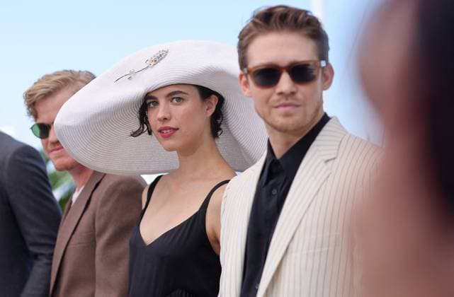 Photocall du film Kinds of Kindness lors du 77eme Festival International du Film de Cannes Margaret Qualley et Joe Alwyn Photocall du film Kinds of Kindness lors du 77eme Festival International du Film de Cannes le 18 mai 2024 Jacovides Moreau Bestimage Photocall for the film Kinds of Kindness at the 77th Cannes International Film Festival on 18 May 2024 Cannes France  Copyright: xJACOVIDES-MOREAUx xBESTIMAGExJACOVIDES-MOREAUx xBESTIMAGEx