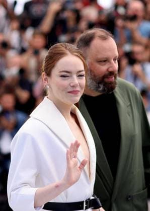 Photocall du film Kinds of Kindness lors du 77eme Festival International du Film de Cannes Yorgos Lanthimos et Emma Stone Photocall du film Kinds of Kindness lors du 77eme Festival International du Film de Cannes le 18 mai 2024 Jacovides Moreau Bestimage Photocall for the film Kinds of Kindness at the 77th Cannes International Film Festival on 18 May 2024 Cannes France  Copyright: xJACOVIDES-MOREAUx xBESTIMAGExJACOVIDES-MOREAUx xBESTIMAGEx