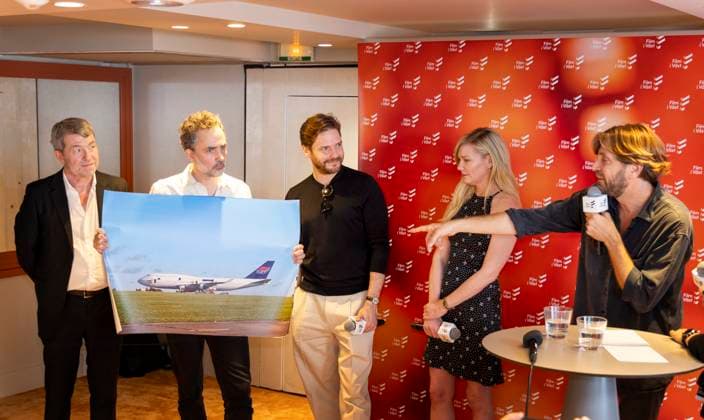 CANNES 20230518 Erik Hemmendorf holds the poster, French producer Phliippe Bouber, Ruben Östlund, actor Daniel Brühl and actress Kirsten Dunst and during the Cannes Film Festival in France Director Ruben Östlund talks about his new film The Entertainment system is down at Film I Västs press conference during the Cannes Film Festival on  Copyright: xChristinaxKronÃ r TTx FILMFESTIVALEN I CANNES IMJpfWRTLzM