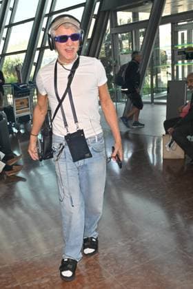 Cannes 2024 Celebs At Nice Airport Baz Luhrmann at Nice airport ahead of the 77th Cannes Film Festival in Nice, France on May 18, 2024. Photo by Julien Reynaud APS-Medias ABACAPRESS.COM Nice France  Copyright: xReynaudxJulien APS-Medias ABACAx