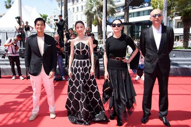 Cannes Caught By The Tides Red Carpet NG Eddie Li, Tong Liya, Liang Jing and Guan Hu attending the ?Caught By The Tides? Screening and Red Carpet at Palais Des Festivals in Cannes, France on May 18 2024 as part of the 77th Cannes Film Festival. Photo by Nicolas Genin ABACAPRESS.COM Cannes France  Copyright: xGeninxNicolas ABACAx