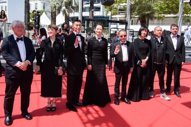 Cannes Caught By The Tides Red Carpet NG Amy Chang, Jia Zhangke, Zhao Tao, Zhou You, Jiahuan Wan and Shozo Ichiyama attending the ?Caught By The Tides? Screening and Red Carpet at Palais Des Festivals in Cannes, France on May 18 2024 as part of the 77th Cannes Film Festival. Photo by Nicolas Genin ABACAPRESS.COM Cannes France  Copyright: xGeninxNicolas ABACAx