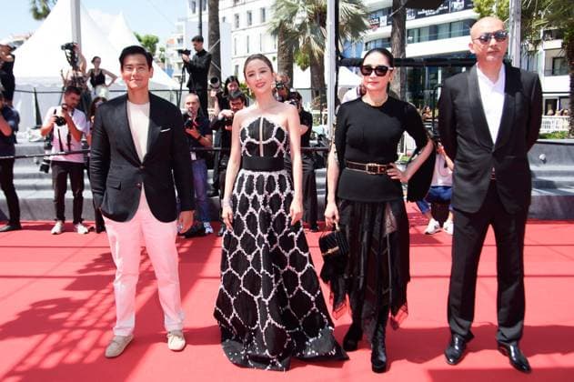 Cannes Caught By The Tides Red Carpet NG Eddie Li, Tong Liya, Liang Jing and Guan Hu attending the ?Caught By The Tides? Screening and Red Carpet at Palais Des Festivals in Cannes, France on May 18 2024 as part of the 77th Cannes Film Festival. Photo by Nicolas Genin ABACAPRESS.COM Cannes France  Copyright: xGeninxNicolas ABACAx