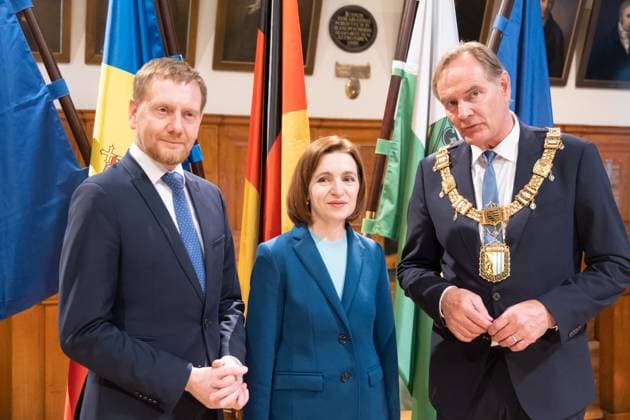 News Themen der Woche KW20 News Bilder des Tages Am Samstag wurde der Robert-Blum-Preis für Demokratie an Maia Sandu, Präsidentin der Republik Moldau, verliehen. Der Preis, der mit 10.000 Euro dotiert ist, wird jährlich von der Stadt Leipzig in Erinnerung an den Revolutionär Robert Blum (1807-1848) vergeben. Blum war politisch und publizistisch von Leipzig aus tätig und trat während der Revolution 1848 49 für demokratische Rechte und gewaltfreie Veränderung der Gesellschaft ein. Preisverleihung Robert Blum Preis *** On Saturday, the Robert Blum Prize for Democracy was awarded to Maia Sandu, President of the Republic of Moldova The prize, which is endowed with 10,000 euros, is awarded annually by the City of Leipzig in memory of the revolutionary Robert Blum in 1807 1848 Blum was p