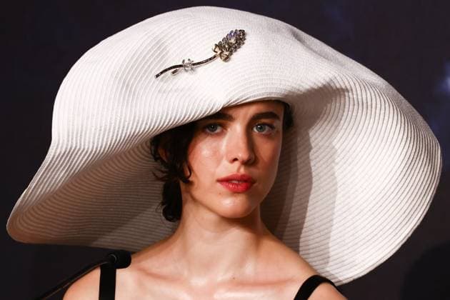 May 18, 2024, Cannes, France: MARGARET QUALLEY, wearing a big hat, attends the Kinds Of Kindness Press Conference during the 77th annual Cannes Film Festival at Palais des Festivals. Cannes France - ZUMAz156 20240518_zip_z156_017 Copyright: xBeataxZawrzelx