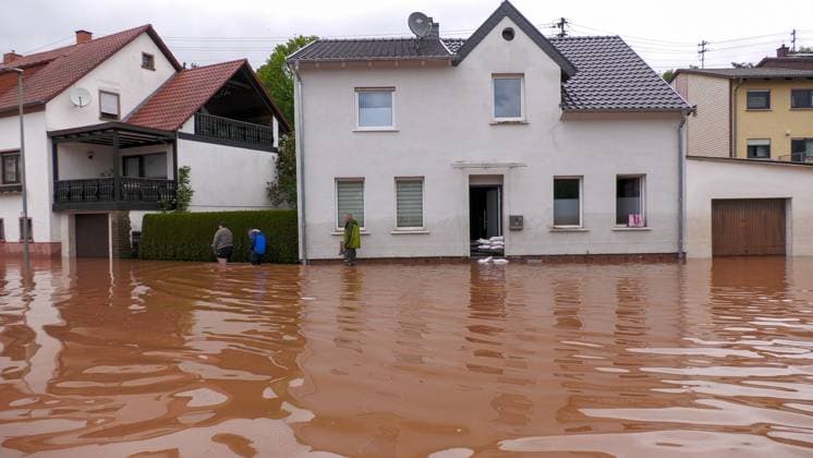 News Themen der Woche KW20 News Bilder des Tages Nicht überall entspannt sich die Hochwassersituation. In der Gegend um Blieskastel stehen zahlreiche Wohnhäuser unter Wasser. Der Pegel der Blies stieg bis zum Nachmittag weiter an. In der Ortschaft Webenheim stehen zahlreiche Wohnhäuser über einen Meter unter Wasser. Die Feuerwehr dichtet einige Wohnhäuser mit Sandsäcken ab und pumpt das überschüssige Wasser ab. Mit der Hoffnung, dass die Wohnhäuser trocken bleiben. Dennoch waren einige Wohnhäuser an der Bleichstraße nicht mehr zu retten. Anwohner und Feuerwehr hoffen auf sinkende Pegelstände. Luftaufnahmen zeigen die riesige Blies bei Webenheim. Die Situation bleibt hier kritisch. Ortweiller Saarland Deutschland *** The flood situation is not easing everywhere In the area aro