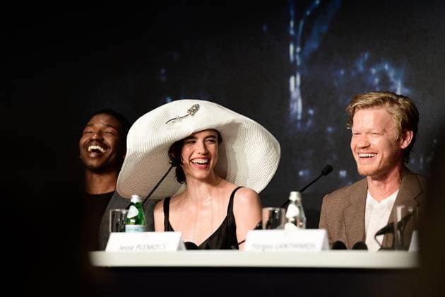 ConfÃ rence de presse du film Kinds of kindness lors du 77eme Festival International du Film de Cannes Mamoudou Athie, Margaret Qualley, Jesse Plemons ConfÃ rence de presse du film Kinds of kindness lors du 77eme Festival International du Film de Cannes le 18 mai 2024 Valentina Claret Pool Cannes Bestimage Press conference for the film Kinds of Kindness at the 77th Cannes International Film Festival on 18 May 2024 Cannes France  Copyright: xPoolxCannesx xBestimagexPoolxCannesx xBestimagex