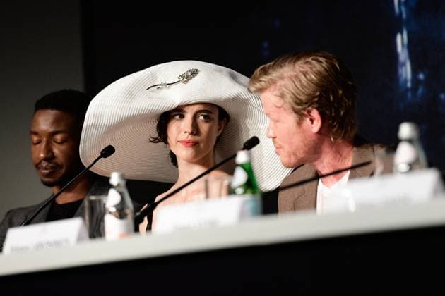 ConfÃ rence de presse du film Kinds of kindness lors du 77eme Festival International du Film de Cannes Mamoudou Athie, Margaret Qualley, Jesse Plemons ConfÃ rence de presse du film Kinds of kindness lors du 77eme Festival International du Film de Cannes le 18 mai 2024 Valentina Claret Pool Cannes Bestimage Press conference for the film Kinds of Kindness at the 77th Cannes International Film Festival on 18 May 2024 Cannes France  Copyright: xPoolxCannesx xBestimagexPoolxCannesx xBestimagex