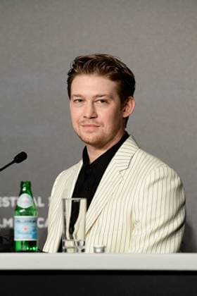 ConfÃ rence de presse du film Kinds of kindness lors du 77eme Festival International du Film de Cannes Joe Alwyn ConfÃ rence de presse du film Kinds of kindness lors du 77eme Festival International du Film de Cannes le 18 mai 2024 Valentina Claret Pool Cannes Bestimage Press conference for the film Kinds of Kindness at the 77th Cannes International Film Festival on 18 May 2024 Cannes France  Copyright: xPoolxCannesx xBestimagexPoolxCannesx xBestimagex