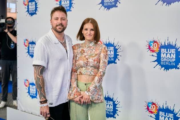 20 Jahre Blue Man Group Felix von Jascheroff mit Freundin Alexandra Sophie bei der Veranstaltung 20 Jahre Blue Man Group am Potsdamer Platz in Berlin 16.05.2024 *** 20 years of Blue Man Group Felix von Jascheroff with girlfriend Alexandra Sophie at the 20 years of Blue Man Group event at Potsdamer Platz in Berlin 16 05 2024 Copyright: xEventpressxRadkex