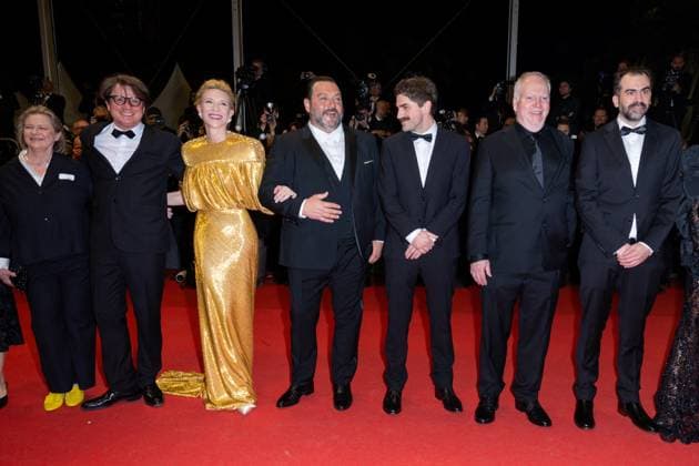 B MontÃ e des marches du film Â Rumours Â lors du 77eme Festival International du Film de Cannes Liz Jarvis, Philipp Kreuzer, Cate Blanchett, Denis MÃ nochet, Evan Johnson, Guy Maddin, Galen Johnson MontÃ e des marches du film Â Rumours Â lors du 77eme Festival International du Film de Cannes, au Palais des Festivals Ã Cannes On may 18th 2024 Olivier Borde Bestimage Red carpet of the movie Â Rumours Â during the 77th Cannes International Film Festival at the Palais des Festivals in Cannes, France On may 18th 2024 Cannes France  Copyright: xOLIVIERxBORDEx xBESTIMAGExOLIVIERxBORDEx xBESTIMAGEx
