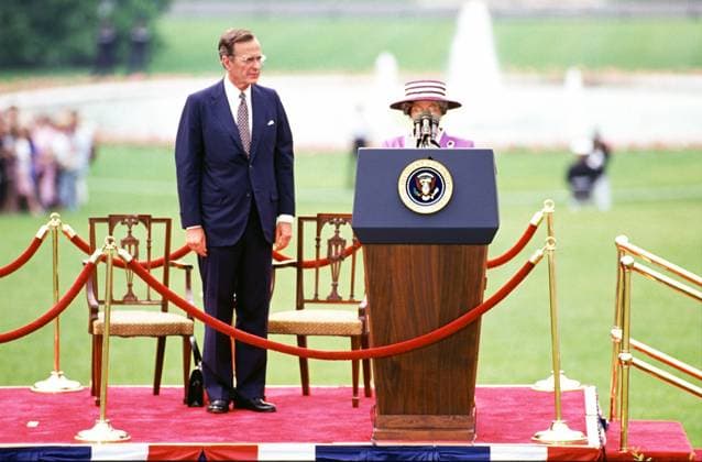 Archivbilder der Woche KW20 Queen Elizabeth II of Great Britain State Visit United States President George H.W. Bush, left, stands as Queen Elizabeth II of Great Britain, right, makes remarks as he welcomes her for a State Visit on the South Lawn of the White House in Washington, DC on May 14, 1991. Credit: Arnie Sachs CNP Washington District of Columbia United States of America EDITORIAL USE ONLY Copyright: xx 55272-24 ArniexSachsx-xCNPx cnpphotos244156
