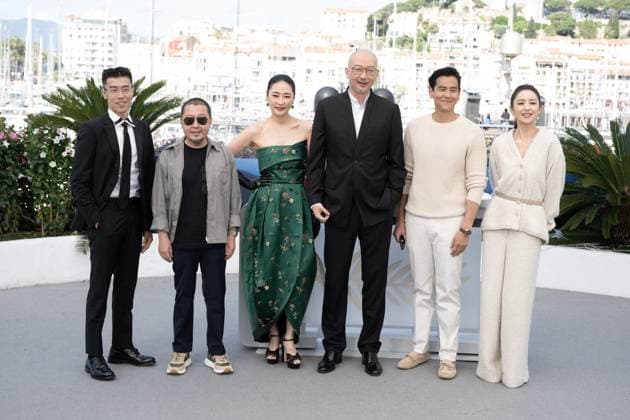 Annual Cannes Film Festival - Black Dog Photocall - Cannes DN Zhou You, Jia Zhangke, Liang Jing, Guan Hu, Eddie Li and Tong Liya attend the Black Dog Photocall at the 77th annual Cannes Film Festival at Palais des Festivals on May 18, 2024 in Cannes, France. Photo by David NIVIERE ABACAPRESS.COM CANNES France  Copyright: xNivierexDavid ABACAPRESS.COMx