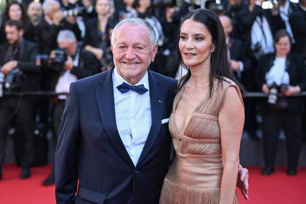 77eme Festival International du Film de Cannes Marches du film Emilia Perez 77th International Cannes Film Festival Red carpet of Emilia Perez movie Festival de Cannes 2024 77e Ã dition Montee Emilia Perez Jena Michel Aulas et sa femme 305160 2024 05 18 Cannes France  Copyright: xLionelxGuericolas MPPx STAR_305160_091