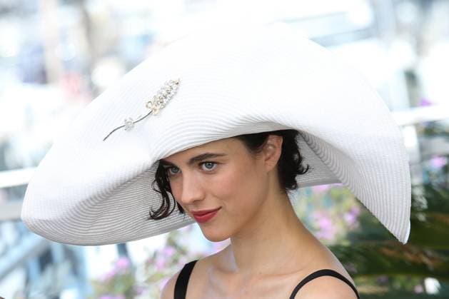 77eme Festival International du Film de Cannes Photocall du film Kinds of Kindness 77th Cannes Film Festival Photocall with cast of the film Kinds of kindness Margaret Qualley 305139 2024 05 18 Cannes France  Copyright: xIsabellexVautierx xStarfacex STAR_305139_005