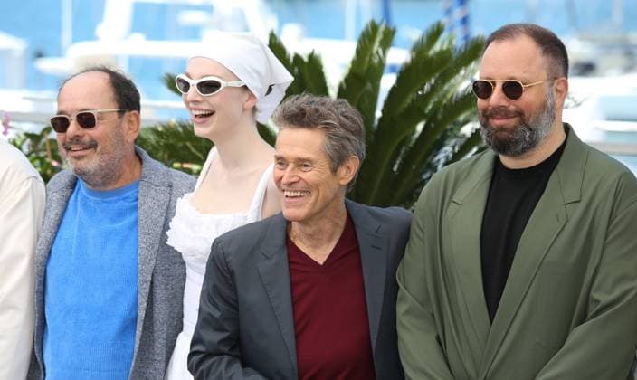 77eme Festival International du Film de Cannes Photocall du film Kinds of Kindness 77th Cannes Film Festival Photocall with cast of the film Kinds of kindness Yorgos Stefanakos, Hunter Schafer, Willem Dafoe and Yorgos Lanthimos 305139 2024 05 18 Cannes France  Copyright: xIsabellexVautierx xStarfacex STAR_305139_008