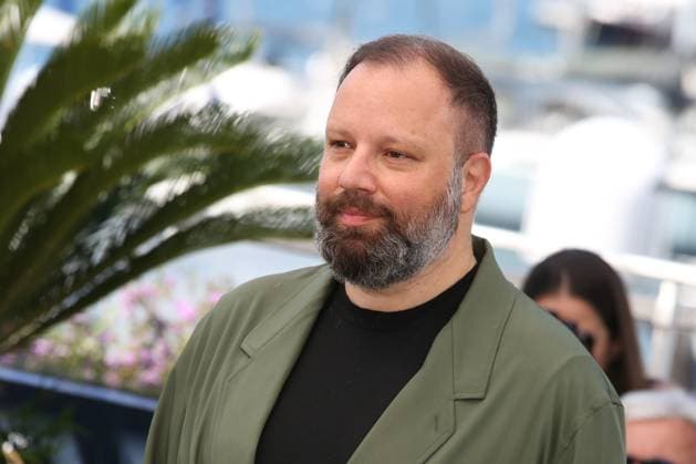 77eme Festival International du Film de Cannes Photocall du film Kinds of Kindness 77th Cannes Film Festival Photocall with cast of the film Kinds of kindness Yorgos Lanthimos 305139 2024 05 18 Cannes France  Copyright: xIsabellexVautierx xStarfacex STAR_305139_017