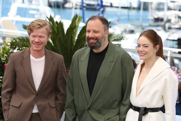 77eme Festival International du Film de Cannes Photocall with cast of the film Kinds of Kindness 77th Cannes Film Festival Photocall with cast of the film Kinds of kindness Jesse Plemons, Yorgos Lanthimos and Emma Stone 305139 2024 05 18 Cannes France  Copyright: xIsabellexVautierx xStarfacex STAR_305139_080