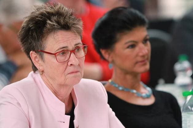 Dresden, Sachsen, Deutschland, 18.05.2024: Werft Laubegast: Landesparteitag Bündnis Sahra Wagenknecht (BSW): Sabine Zimmermann und Sahra Wagenknecht *** Dresden, Saxony, Germany, 18 05 2024 Laubegast Shipyard State Party Conference Alliance Sahra Wagenknecht BSW Sabine Zimmermann and Sahra Wagenknecht Copyright: xdtsxNachrichtenagenturx dts_37351