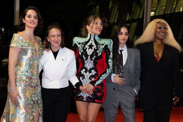 B MontÃ e des marches du film Â Les femmes au balcon Â lors du 77eme Festival International du Film de Cannes NoÃ mie Merlant, CÃ line Sciamma, Sanda Codreanu, Souheila Yacoub, Nadege Beausson Diagne MontÃ e des marches du film Â Les femmes au balcon Â lors du 77eme Festival International du Film de Cannes, au Palais des Festivals Ã Cannes On may 18th 2024 Olivier Borde Bestimage Red carpet of the movie Â The Balconettes Â during the 77th Cannes International Film Festival at the Palais des Festivals in Cannes, France On may 18th 2024 Cannes France  Copyright: xOLIVIERxBORDEx xBESTIMAGExOLIVIERxBORDEx xBESTIMAGEx