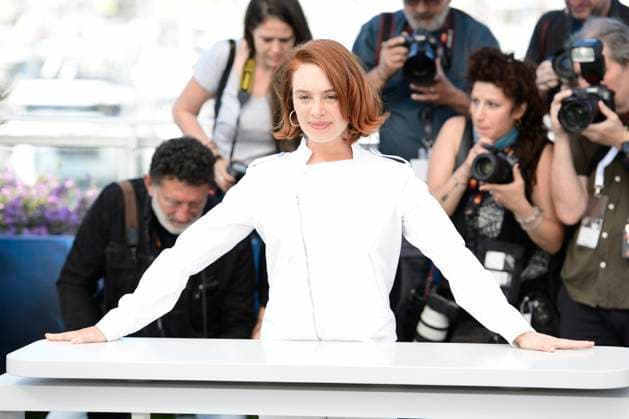 CANNES, FRANCE MAY 19 Laeititia DOSCH, director, during the photocall of the film Le proces du chien in the Un Certain Regard competition at the 77th Cannes Film Festival at the Palais des Festivals on May 19, 2024 in Cannes, France CELEBRITES 77eme Festival de Cannes Photocall 19 05 2024 ValentinaClaret Panoramic 