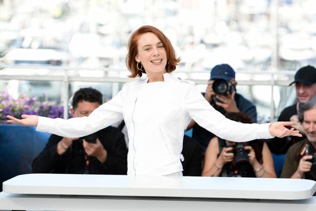 CANNES, FRANCE MAY 19 Laeititia DOSCH, director, during the photocall of the film Le proces du chien in the Un Certain Regard competition at the 77th Cannes Film Festival at the Palais des Festivals on May 19, 2024 in Cannes, France CELEBRITES 77eme Festival de Cannes Photocall 19 05 2024 ValentinaClaret Panoramic 