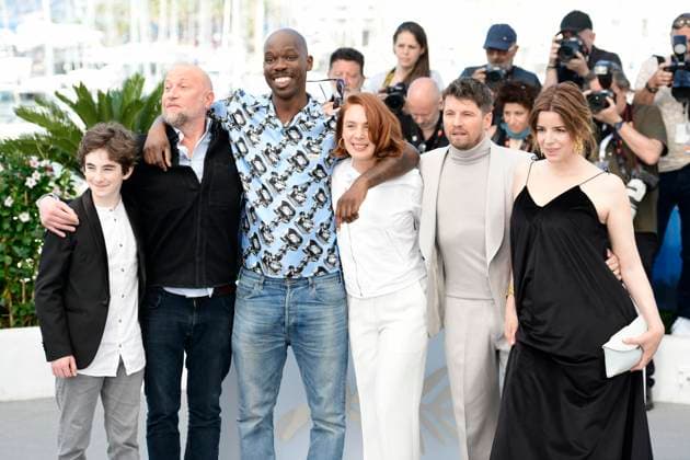 CANNES, FRANCE MAY 19 G D Tom FISZELSON, actor, Francois DAMIENS, actor, Jean Pascal ZADI, actor, Laeititia DOSCH, director, Pierre DELADONCHAMPS, actor, Anabela MOREIRA, actress, during the photocall of the film Le proces du chien in the Un Certain Regard competition at the 77th Cannes Film Festival at the Palais des Festivals on May 19, 2024 in Cannes, France CELEBRITES 77eme Festival de Cannes Photocall 19 05 2024 ValentinaClaret Panoramic