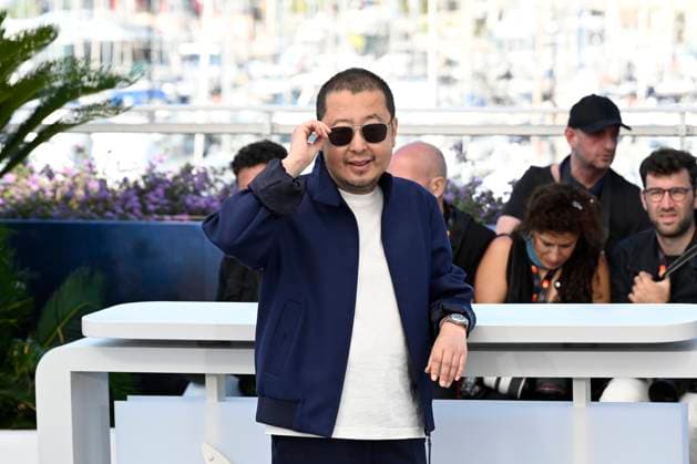 CANNES, FRANCE MAY 19 G D Jia ZHANG KE, director, during the photocall of the film Caught by the tides competing at the 77th Cannes Film Festival at the Palais des Festivals on May 19, 2024 in Cannes, France CELEBRITES 77eme Festival de Cannes Photocall 19 05 2024 ValentinaClaret Panoramic 