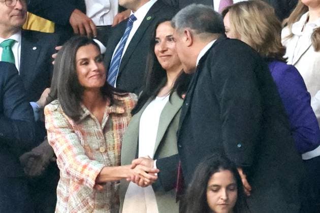 Queen Letizia Attends Copa de SM la Reina Iberdrola - Zaragoza Queen Letizia congratulates Joan Laparta after the final of the Spanish Championship-Copa de SM la Reina Iberdrola, in the field of La Romareda on May 18, 2024 in Zaragoza, Spain. Photo by Raul Terrel Europa Press ABACAPRESS.COM Zaragoza Spain  Copyright: xEuropaxPress ABACAx