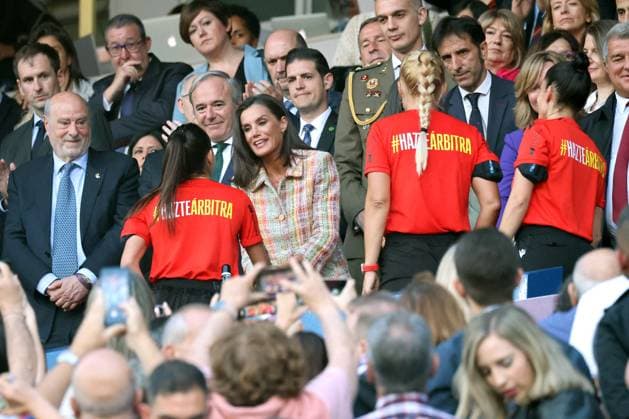 Queen Letizia Attends Copa de SM la Reina Iberdrola - Zaragoza Queen Letizia congratulates the referees after the final of the Spanish Championship-Copa de SM la Reina Iberdrola, in the field of La Romareda on May 18, 2024 in Zaragoza, Spain. Photo by Raul Terrel Europa Press ABACAPRESS.COM Zaragoza Spain  Copyright: xEuropaxPress ABACAx