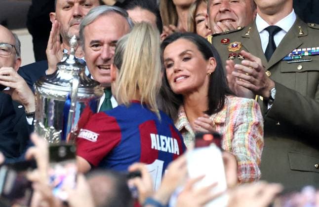 Queen Letizia Attends Copa de SM la Reina Iberdrola - Zaragoza Queen Letizia presents the cup to the captain of FC Barcelona, Alexia Putellas after the final of the Campeonato de Espana-Copa de SM la Reina Iberdrola, in the field of La Romareda on May 18, 2024 in Zaragoza, Spain. Photo by Raul Terrel Europa Press ABACAPRESS.COM Zaragoza Spain  Copyright: xEuropaxPress ABACAx