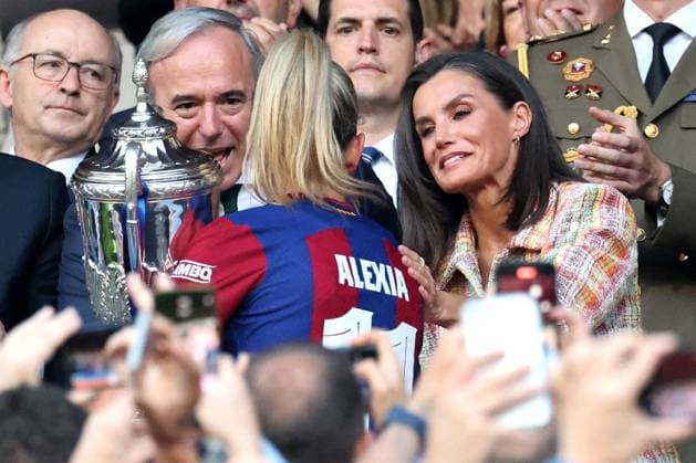 Queen Letizia Attends Copa de SM la Reina Iberdrola - Zaragoza Queen Letizia presents the cup to the captain of FC Barcelona, Alexia Putellas after the final of the Campeonato de Espana-Copa de SM la Reina Iberdrola, in the field of La Romareda on May 18, 2024 in Zaragoza, Spain. Photo by Raul Terrel Europa Press ABACAPRESS.COM Zaragoza Spain  Copyright: xEuropaxPress ABACAx