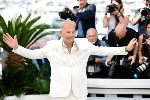 CANNES, FRANCE MAY 19 G D Kevin COSTNER, director, producer, during the photocall of the film Horizon An American Saga projected Hors Competition at the 77th Cannes Film Festival at the Palais des Festivals on May 19, 2024 in Cannes, France CELEBRITES 77eme Festival de Cannes Photocall 19 05 2024 ValentinaClaret Panoramic 