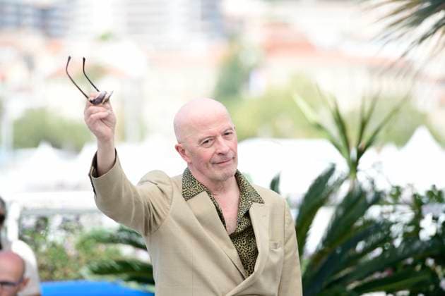CANNES, FRANCE MAY 19 G D Jacqued AUDIARD, director, during the photocall of the film Emilia Perez in competition at the 77th Cannes Film Festival at the Palais des Festivals on May 19, 2024 in Cannes, France CELEBRITES 77eme Festival de Cannes Photocall 19 05 2024 ValentinaClaret Panoramic 