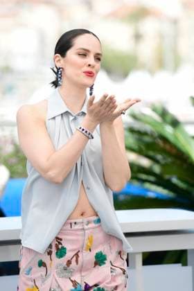 CANNES, FRANCE MAY 19 G D Noemie MERLANT, director, actress, during the photocall of the film Les femmes au balcon screened in Midnight Seance at the 77th Cannes Film Festival at the Palais des Festivals on May 19, 2024 in Cannes, France CELEBRITES 77eme Festival de Cannes Photocall 19 05 2024 ValentinaClaret Panoramic 