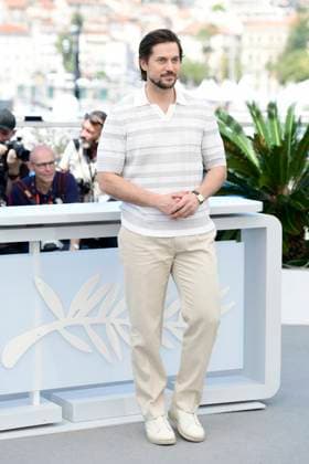 CANNES, FRANCE MAY 19 G D Lucas BRAVO, actor, during the photocall of the film Â Les femmes au balcon Â projected in Seance de Minuit at the 77th Cannes Film Festival at the Palais des Festivals on May 19, 2024 in Cannes, France CELEBRITES 77eme Festival de Cannes Photocall 19 05 2024 ValentinaClaret Panoramic 