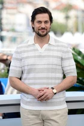 CANNES, FRANCE MAY 19 G D Lucas BRAVO, actor, during the photocall of the film Â Les femmes au balcon Â projected in Seance de Minuit at the 77th Cannes Film Festival at the Palais des Festivals on May 19, 2024 in Cannes, France CELEBRITES 77eme Festival de Cannes Photocall 19 05 2024 ValentinaClaret Panoramic 