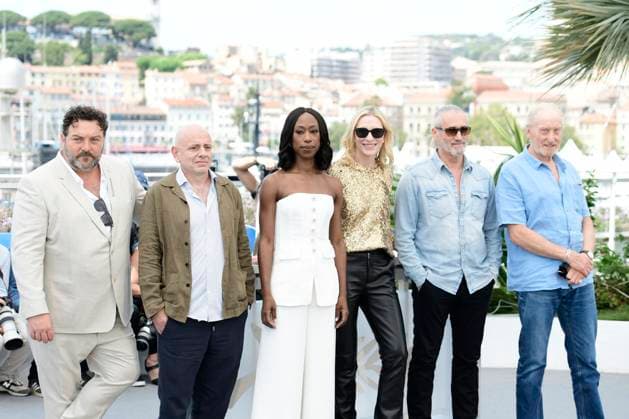 CANNES, FRANCE MAY 19 G D Denis MENOCHET, actor, Rolando RAVELLO, actor, Nikki AMUKA BIRD, actress, Cate BLANCHETT, actress, executive producer, Roy DUPUIS, actor, Charles DANCE, actor, during the photocall of the film Rumors projected Hors Competition at the 77th Cannes Film Festival at the Palais des Festivals on May 19, 2024 in Cannes, France CELEBRITES 77eme Festival de Cannes Photocall 19 05 2024 ValentinaClaret Panoramic