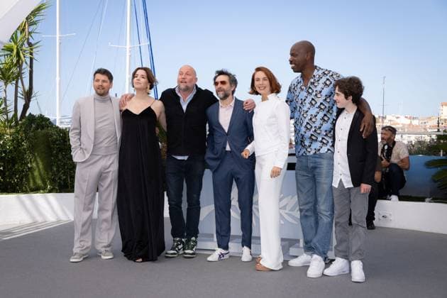 Cannes - Dog On Trial Photocall Anabela Moreira, Francois Damiens, Mathieu Demy, Laetitia Dosch, Jean-Pascal Zadi and Tom Fiszelson attend the Le Proces Du Chien (Dog On Trial) photocall at the 77th annual Cannes Film Festival at Palais des Festivals on May 19, 2024 in Cannes, France. Photo by Shootpix aBACAPRESS.COM Cannes France  Copyright: xShootpix ABACAx