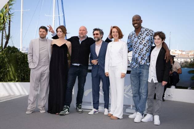 Cannes - Dog On Trial Photocall Anabela Moreira, Francois Damiens, Mathieu Demy, Laetitia Dosch, Jean-Pascal Zadi and Tom Fiszelson attend the Le Proces Du Chien (Dog On Trial) photocall at the 77th annual Cannes Film Festival at Palais des Festivals on May 19, 2024 in Cannes, France. Photo by Shootpix aBACAPRESS.COM Cannes France  Copyright: xShootpix ABACAx