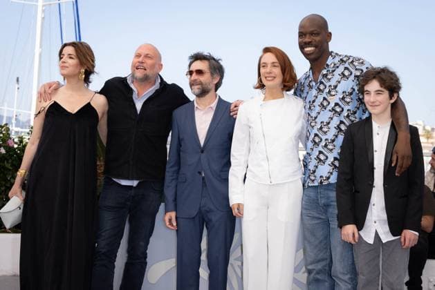 Cannes - Dog On Trial Photocall Anabela Moreira, Francois Damiens, Mathieu Demy, Laetitia Dosch and Jean-Pascal Zadi attend the Le Proces Du Chien (Dog On Trial) photocall at the 77th annual Cannes Film Festival at Palais des Festivals on May 19, 2024 in Cannes, France. Photo by Shootpix aBACAPRESS.COM Cannes France  Copyright: xShootpix ABACAx