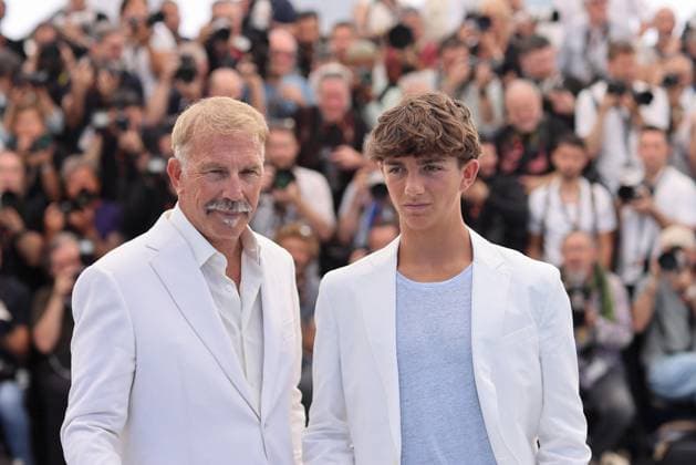 Photocall du film Horizon An American Saga lors du 77eme Festival International du Film de Cannes Kevin Costner et son fils Hayes Costner Photocall du film Horizon An American Saga lors du 77eme Festival International du Film de Cannes le 19 mai 2024 Jacovides Moreau Bestimage Photocall for the film Horizon An American Saga at the 77th Cannes International Film Festival on 19 May 2024 Cannes France  Copyright: xJACOVIDES-MOREAUx xBESTIMAGExJACOVIDES-MOREAUx xBESTIMAGEx