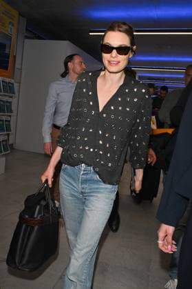 Cannes 2024 Celebs Nice Airport Camille Rowe at Nice airport ahead of the 77th Cannes Film Festival in Nice, France on May 19, 2024. Photo by Julien Reynaud APS-Medias ABACAPRESS.COM Nice France  Copyright: xReynaudxJulien APS-Medias ABACAx