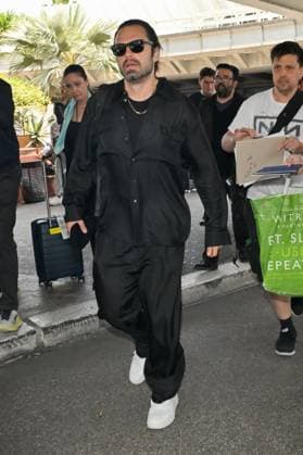 Cannes 2024 Celebs Nice Airport Sebastian Stan at Nice airport ahead of the 77th Cannes Film Festival in Nice, France on May 19, 2024. Photo by Julien Reynaud APS-Medias ABACAPRESS.COM Nice France  Copyright: xReynaudxJulien APS-Medias ABACAx