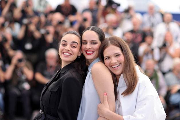 Entertainment Bilder des Tages Photocall du film Les Femmes au Balcon lors du 77eme Festival International du Film de Cannes Souheila Yacoub, NoÃ mie Merlant et Sanda Codreanu Photocall du film Les Femmes au Balcon lors du 77eme Festival International du Film de Cannes le 19 mai 2024 Jacovides Moreau Bestimage Photocall for the film Les Femmes au Balcon at the 77th Cannes International Film Festival on 19 May 2024 Cannes France  Copyright: xJACOVIDES-MOREAUx xBESTIMAGExJACOVIDES-MOREAUx xBESTIMAGEx